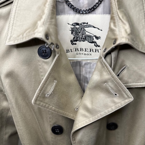 Burberry Mid-length Trench coat!